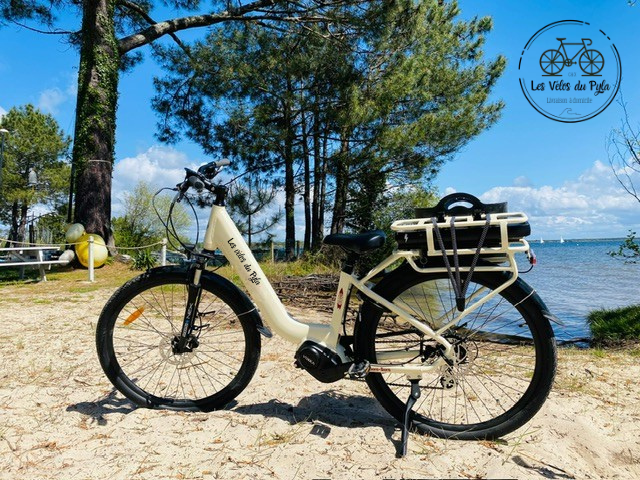 Location et livraison de vélo électrique pour une balade au lac de Cazaux avec son port et ses pistes cyclabes.