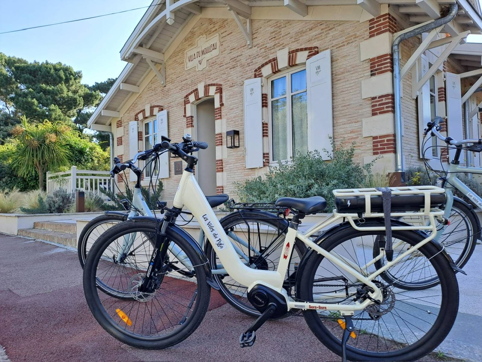 réservation d'un groupe pour plusieurs vélos électriques livrés devant l'hôtel à Arcachon